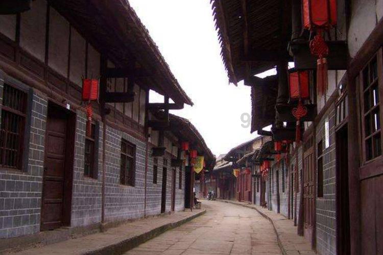 乐业公路养护中心迅速开展公路除雪保通